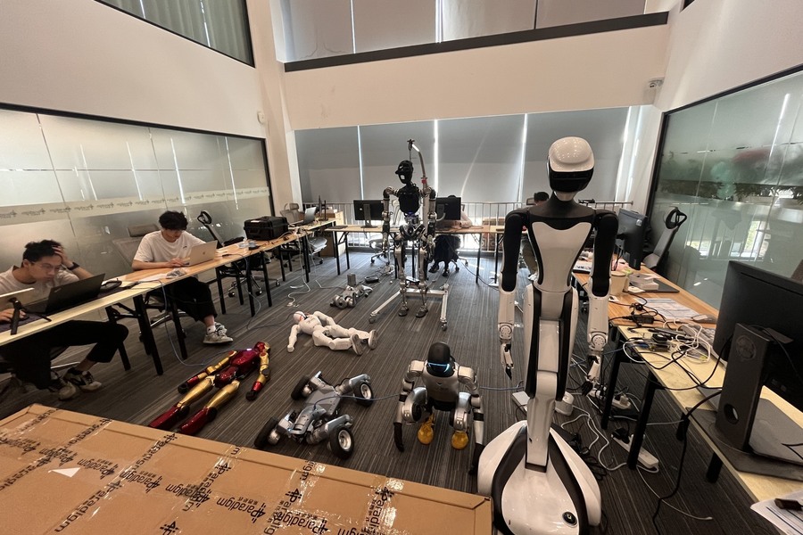 PhancyMotus laboratory with humanoid and mobile robots